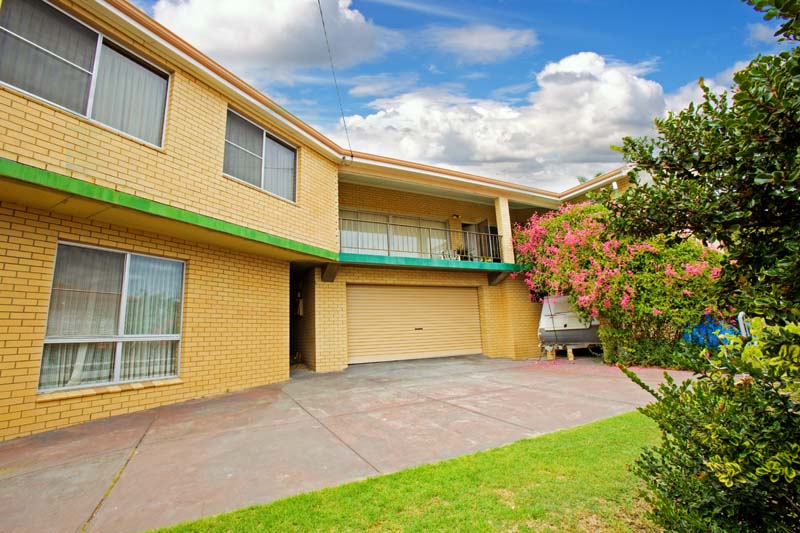 Bargain by the Beach Picture 2