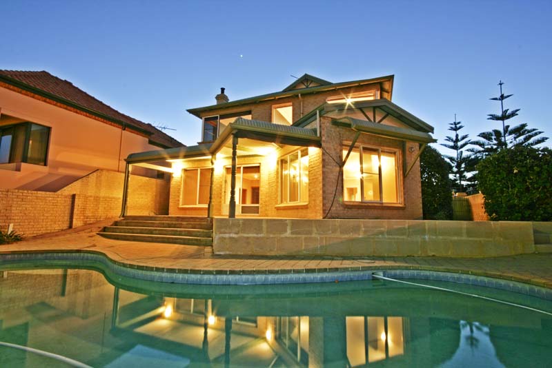 LIVING ON THE EDGE Picture 2