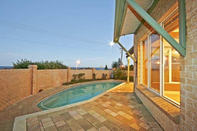 LIVING ON THE EDGE Picture 3