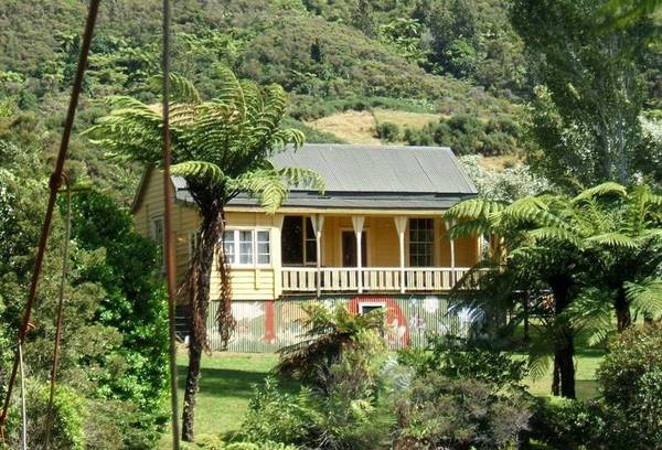 BUSH CREEK COTTAGE - BOUTIQUE ACCOMMODATION? Picture 1