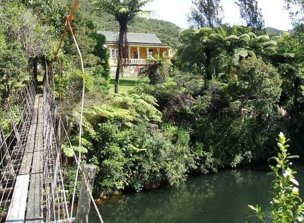 BUSH CREEK COTTAGE - BOUTIQUE ACCOMMODATION? Picture 2