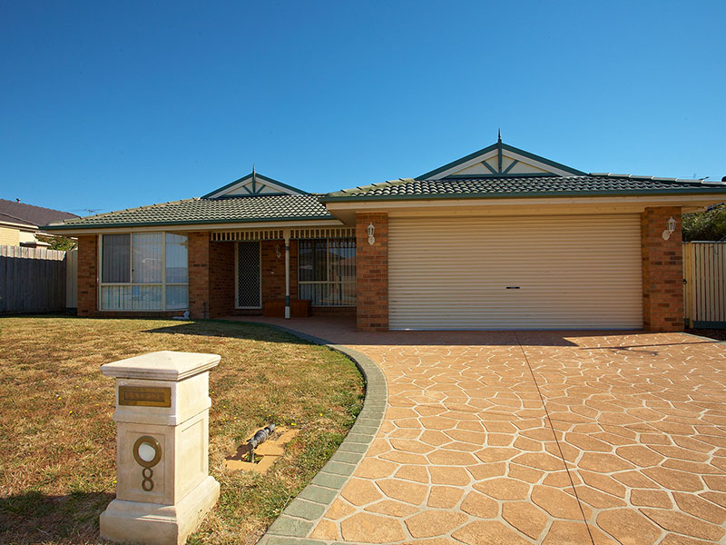 LOOK NO FURTHER! Picture 1