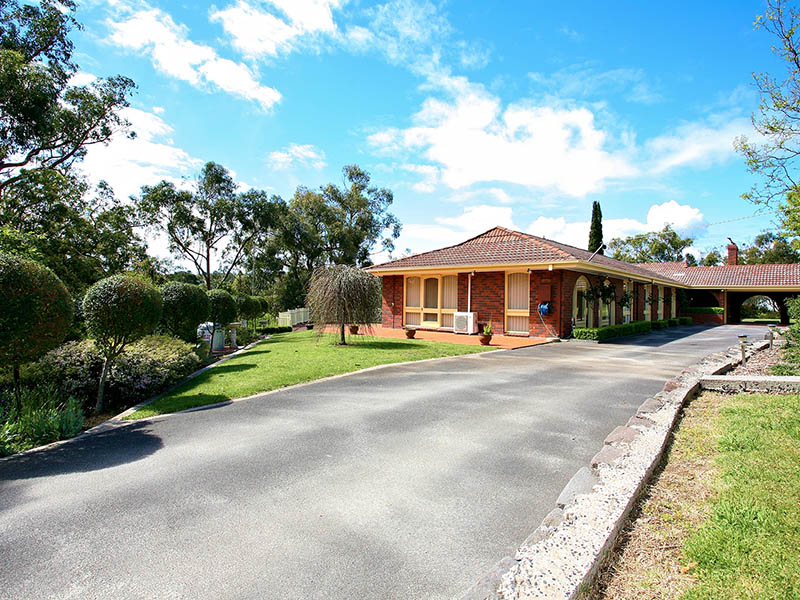 Live in Luxury, Work in Wonder with room to move. Picture 1