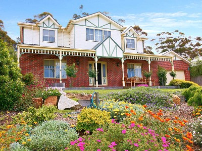 Spectacular Huge Home with Views and Big Pool Picture