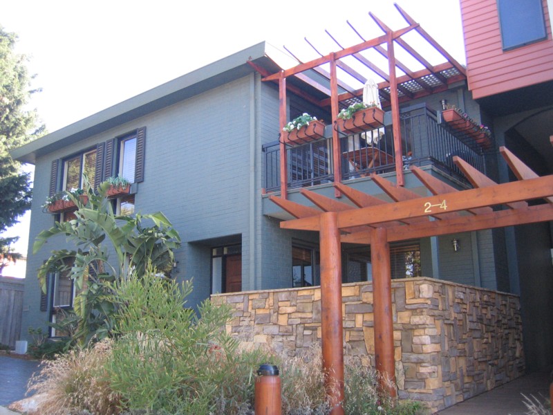 HT30: HARRY'S BEACH STAYS Picture 1