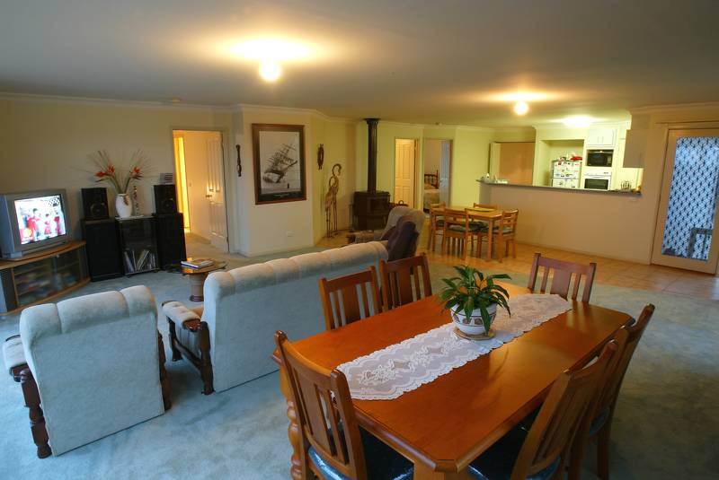 MAKE THIS LOVELY HOME YOURS Picture 3