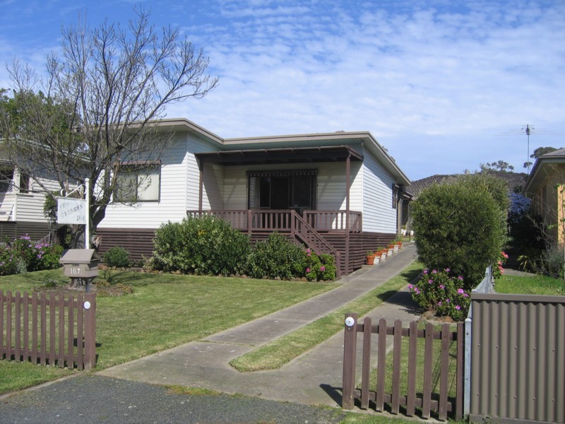 REDUCED TO SELL! ONE BLOCK BACK FROM COWES BEACH! Picture 1