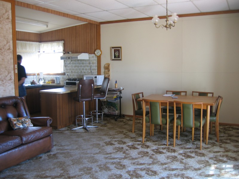 REDUCED TO SELL! ONE BLOCK BACK FROM COWES BEACH! Picture 3