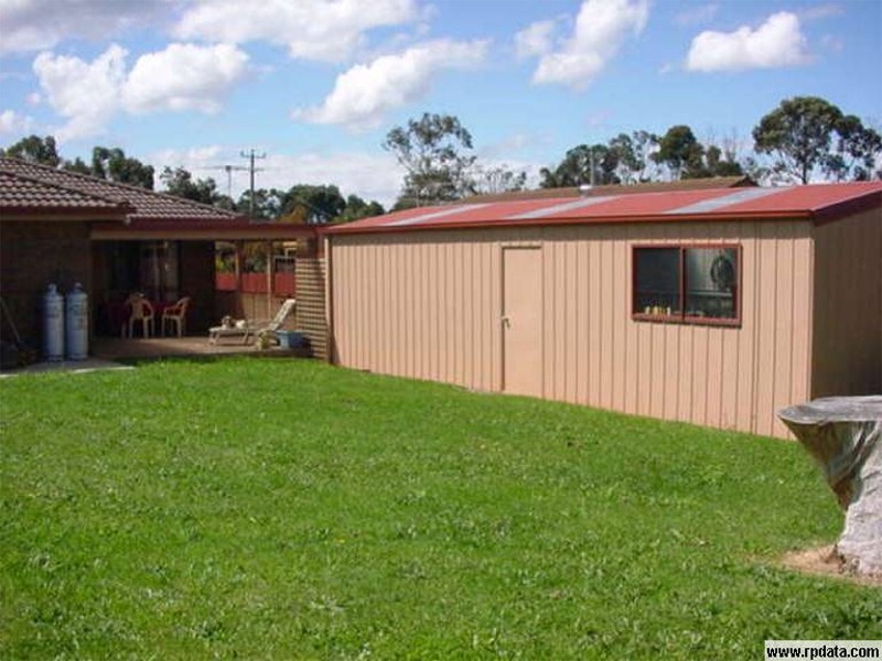 BRICK FAMILY HOME REALISTICALLY PRICED. QUIET LOCATION, CLOSE TO SCHOOL AND SHOPS! Picture 3