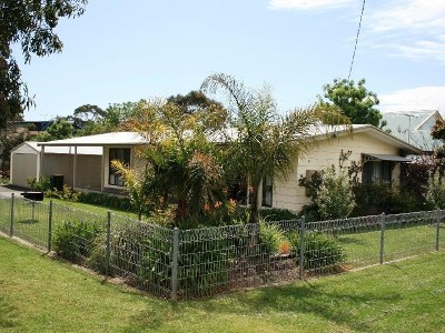 LIVING BY THE BEACH Picture