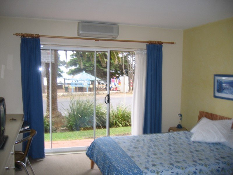 - FORESHORE APARTMENT 102 Picture 1