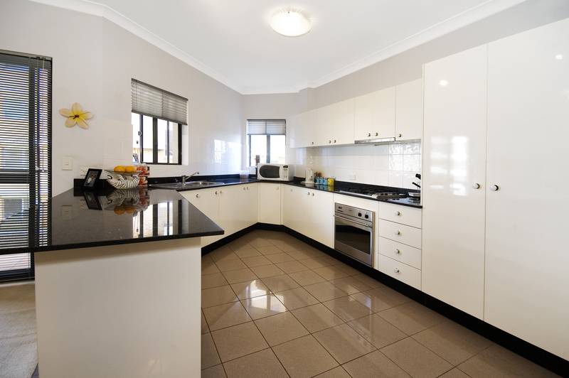 GIGANTIC (85m2) 1 Bedroom Apartment Picture 3