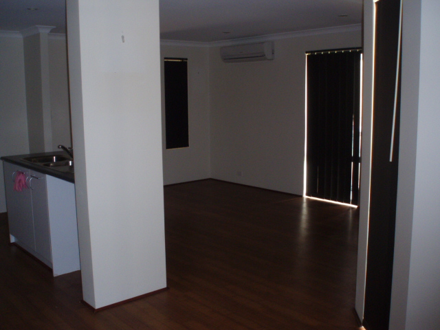 Easy care modern unit Picture 3