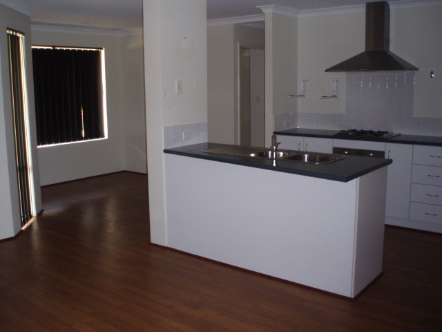 Easy care modern unit Picture 2