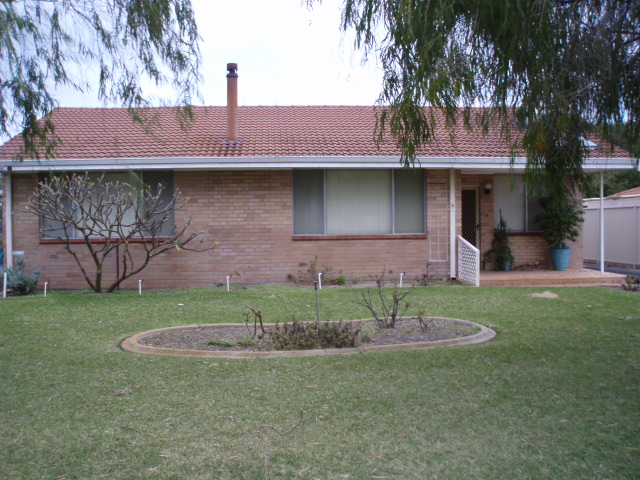 Family home walking distance to the beach Picture 1