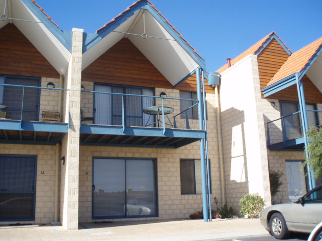 Luxury by the water Picture 1