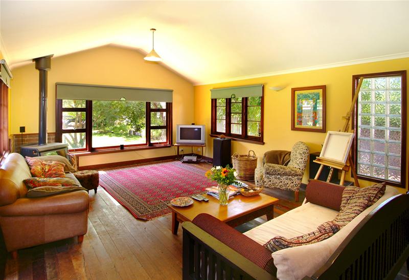 3 MINUTE WALK TO BEACH - BEAUTIFULLY RENOVATED Picture 2