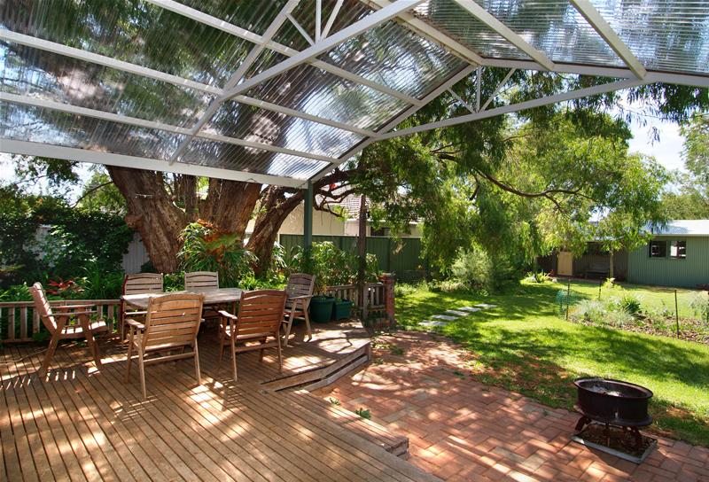 3 MINUTE WALK TO BEACH - BEAUTIFULLY RENOVATED Picture 3