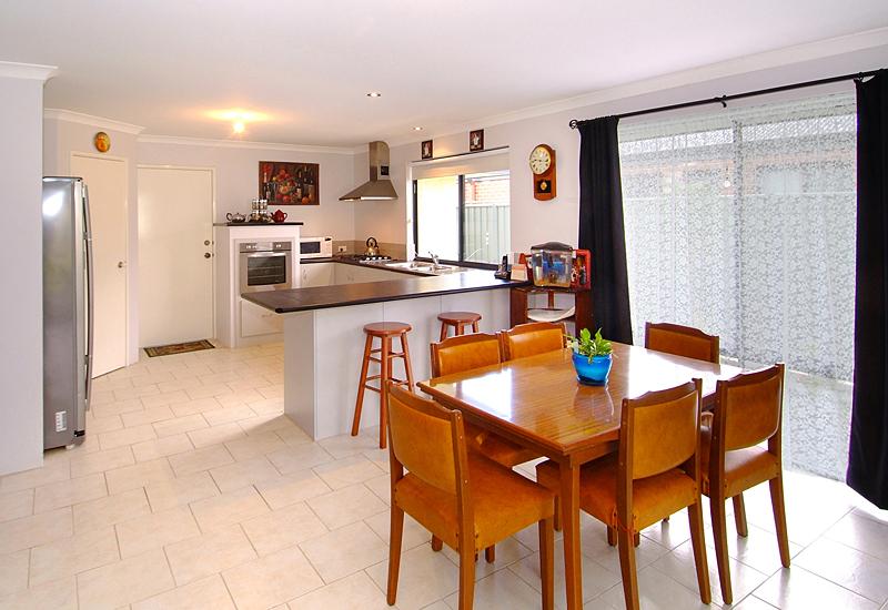 A HOME WITH IT ALL!!! SIDE ACCESS, SEPARATE GAMES ROOM PLUS POWERED WORKSHOP!!!!! Picture 2