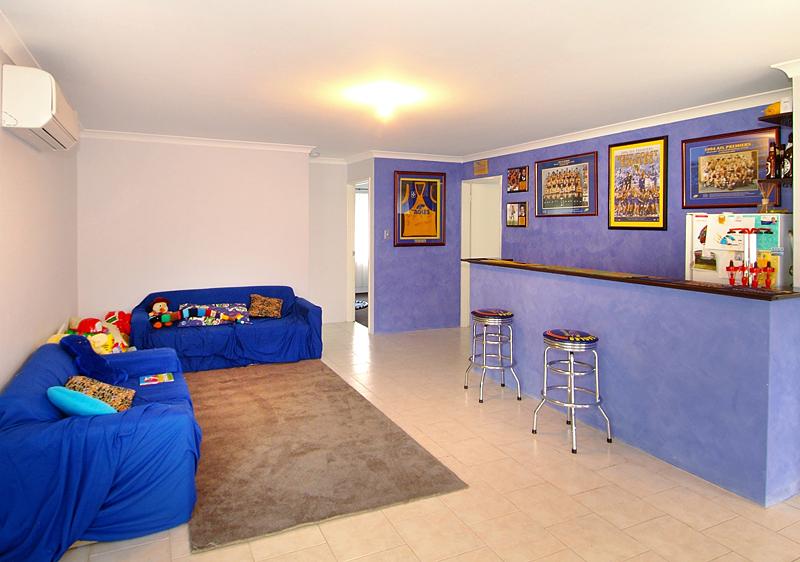 A HOME WITH IT ALL!!! SIDE ACCESS, SEPARATE GAMES ROOM PLUS POWERED WORKSHOP!!!!! Picture 3