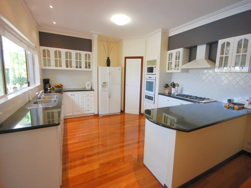 A SIMPLY STUNNING HOME Picture 3