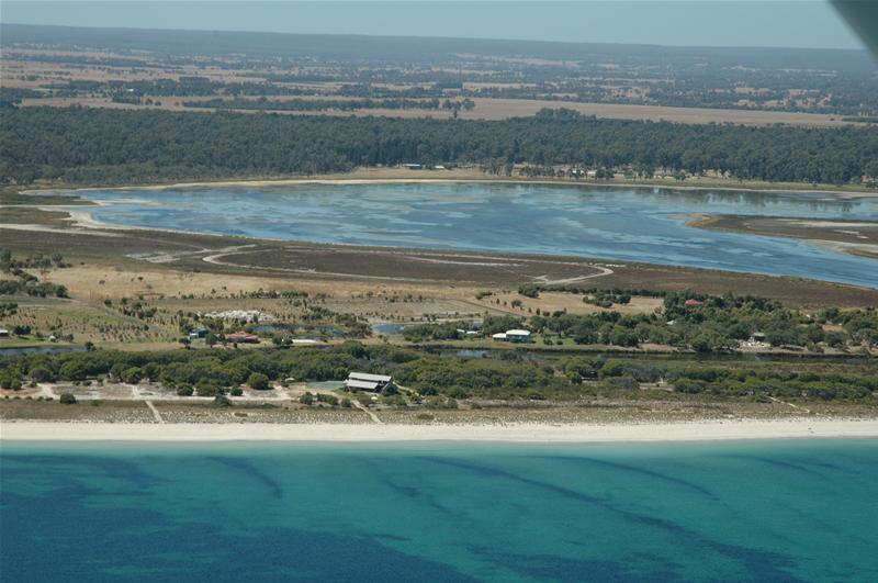 ABSOLUTE BEACHFRONT Picture 3