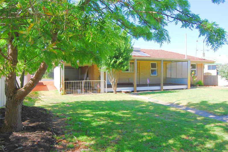 BUSSELTONS BEST BEACHSIDE BUY Picture 3