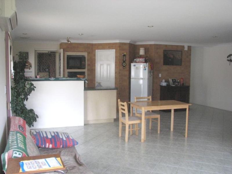 CENTRAL TO TOWN, NEAT AS A PIN, 20X30X10 WORKSHOP PLUS 3 PHASE POWER Picture 3