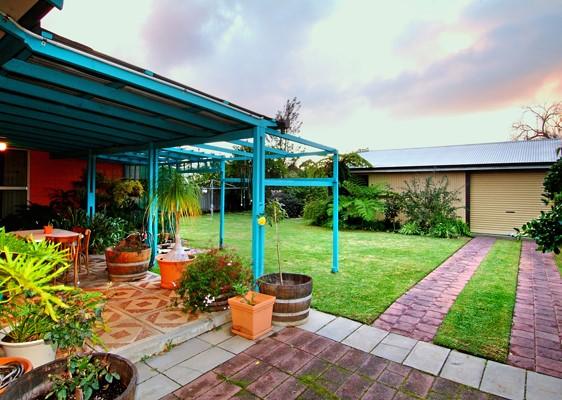 LOVELY HOMELY COTTAGE ON BIG BLOCK Picture 2