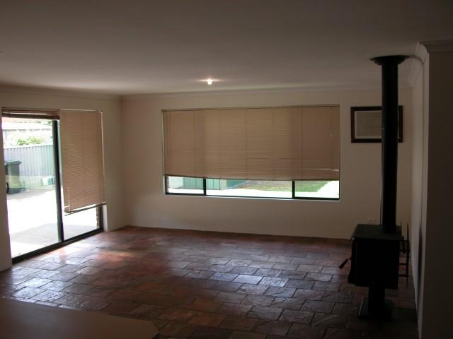 SIDE ACCESS AND SPACE Picture 2