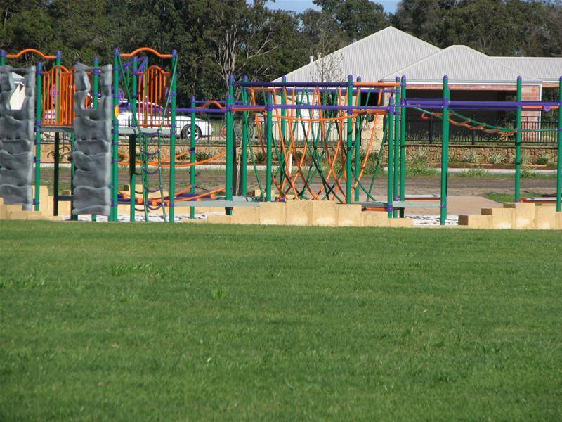 TOP QUALITY STREET ABSOLUTELY DELIGHTFUL VACANT BLOCK Picture 3