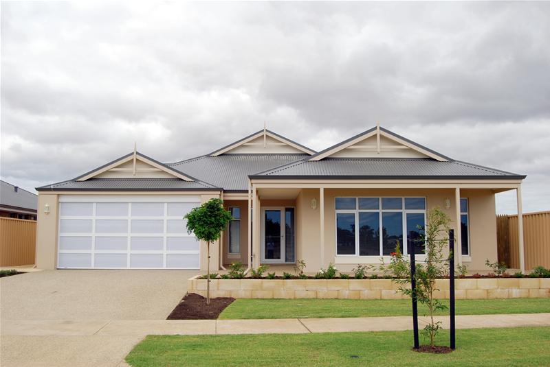 VERY SPACIOUS AND COMFORTABLE Picture 1