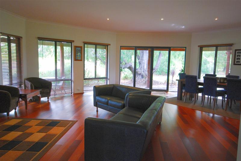 THE PERFECT HIDE AWAY Picture 3