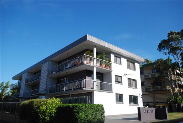 HUGE & FULLY RENOVATED Picture 1