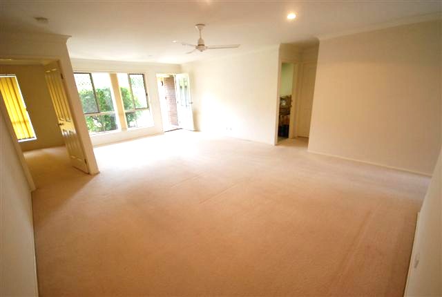 HUGE 3 BEDROOM VILLA Picture 2