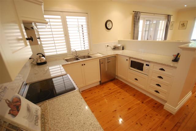 HUGE BLOCK- CHARACTER HOME Picture 3