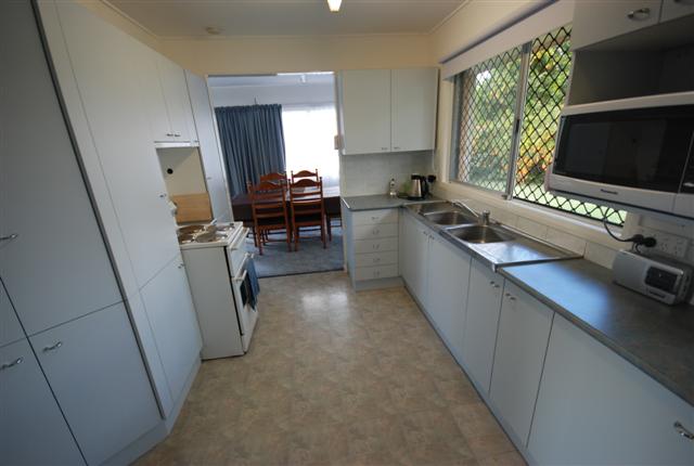 EASY TO LIVE IN - EASY TO LET OUT Picture 3