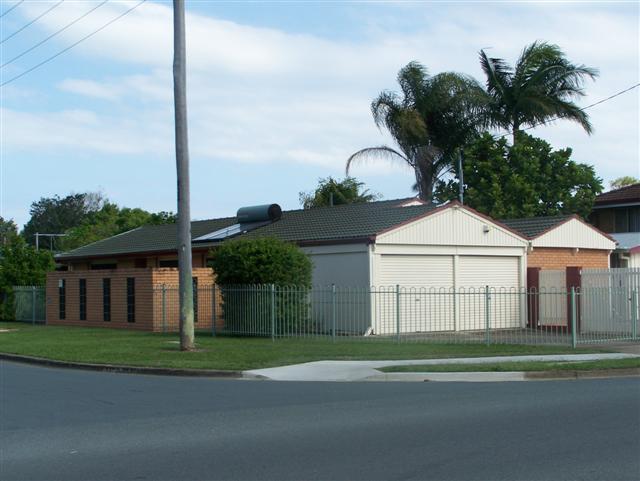 EASY TO LIVE IN - EASY TO LET OUT Picture 1