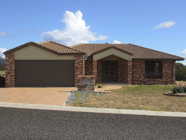 STYLISH FAMILY HOME Picture 1