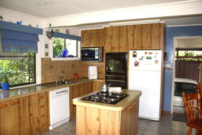 Open Plan Family Home Picture 3