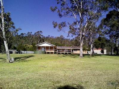 Spacious Family Home on 3 acres Picture