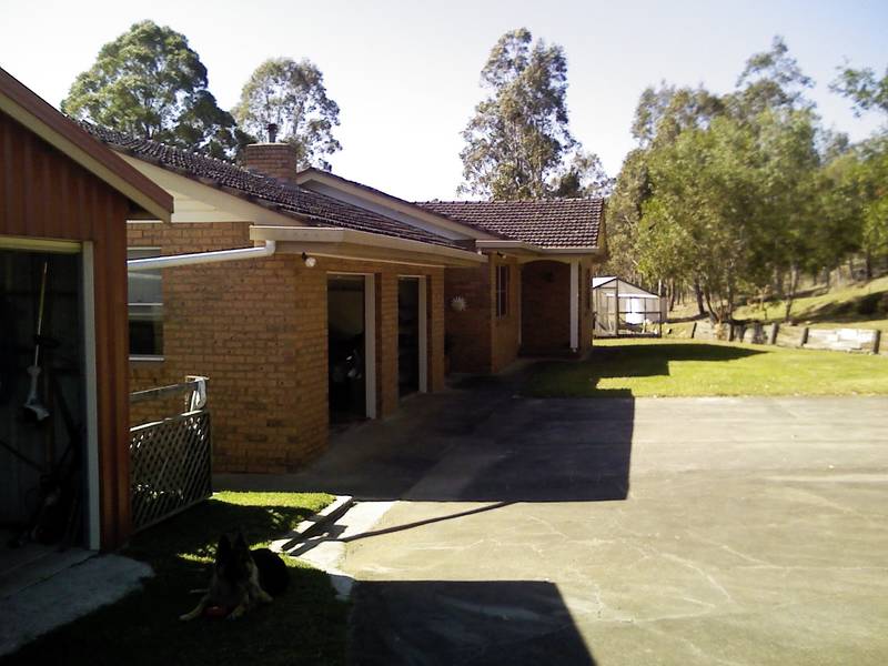 Spacious Family Home on 3 acres Picture 2