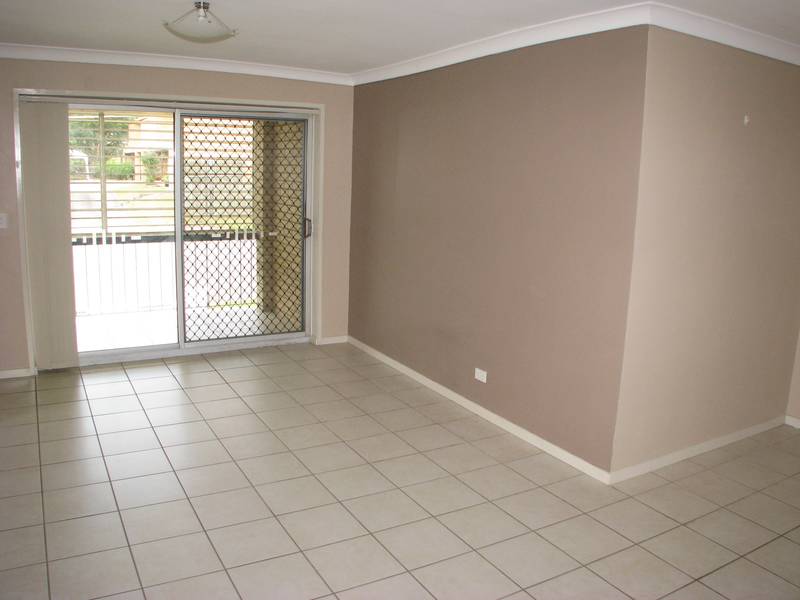Three bedroom unit - Close to everything! OFI Sat 10 - 10:15am Picture 1