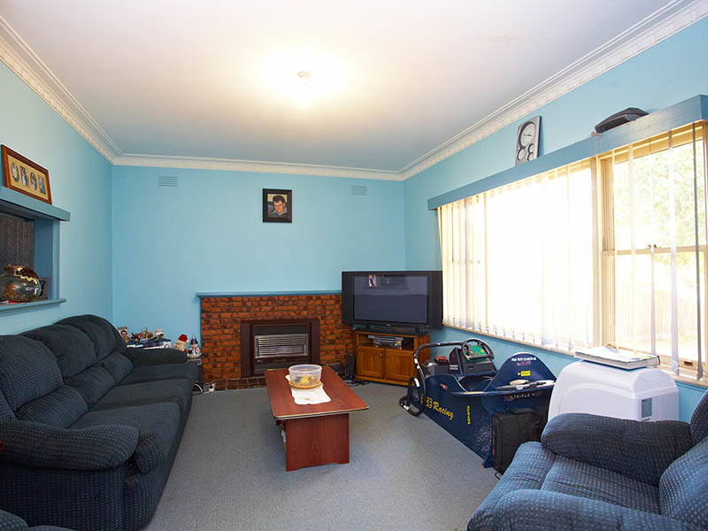 Werribee CBD, Cafe's, Shopping, Train Station, Schools & Freeway Access All A Few Steps Away From This Property! Picture 2