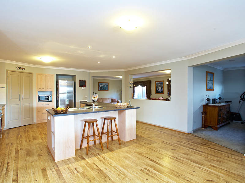 Contemporary Living - Fit For A King Size Family Picture 2