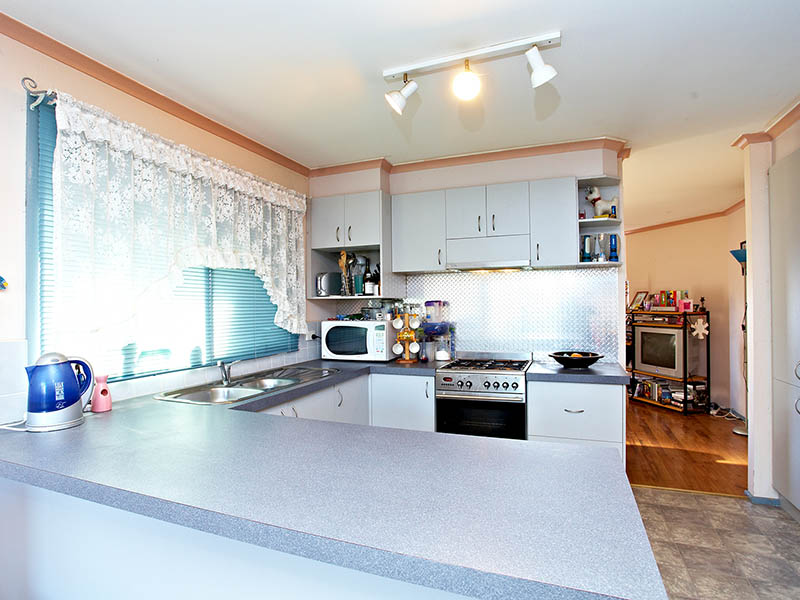 Family Home And Tradesman's Delight Picture 2