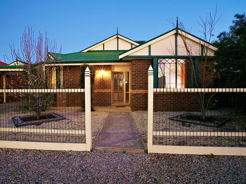 Opulent Charm, Radiant Warmth & Convenient Court Location Picture 1