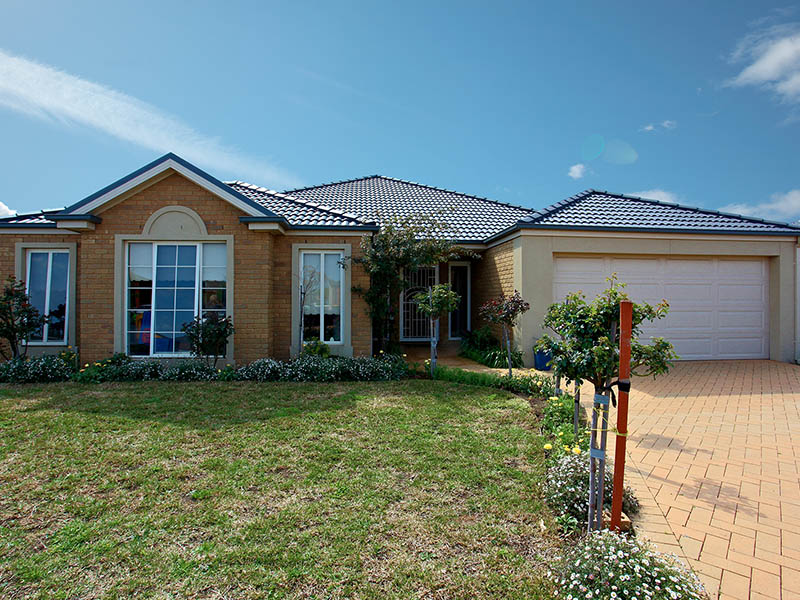 Contemporary Living - Fit For A King Size Family Picture 1