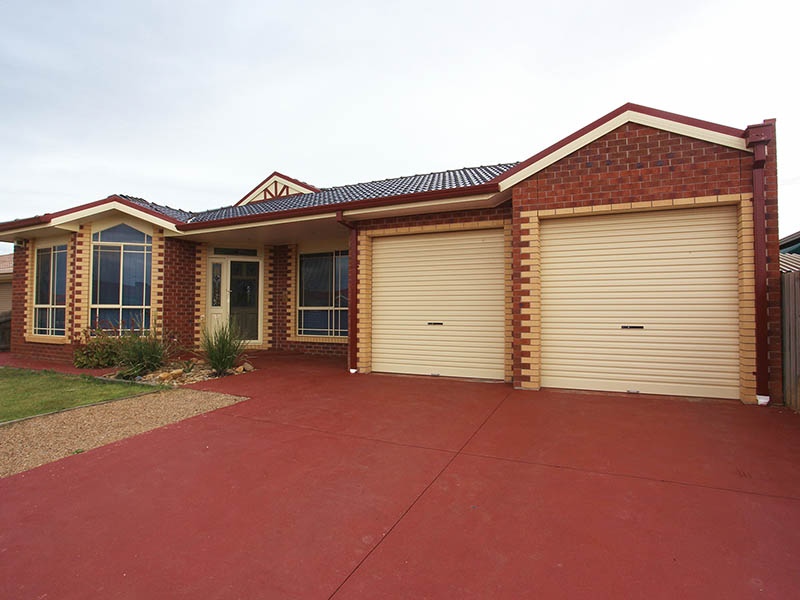 Family Sized Architectural Bliss Set in a Private Court Picture 1