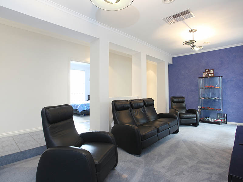 Family Sized Architectural Bliss Set in a Private Court Picture 3